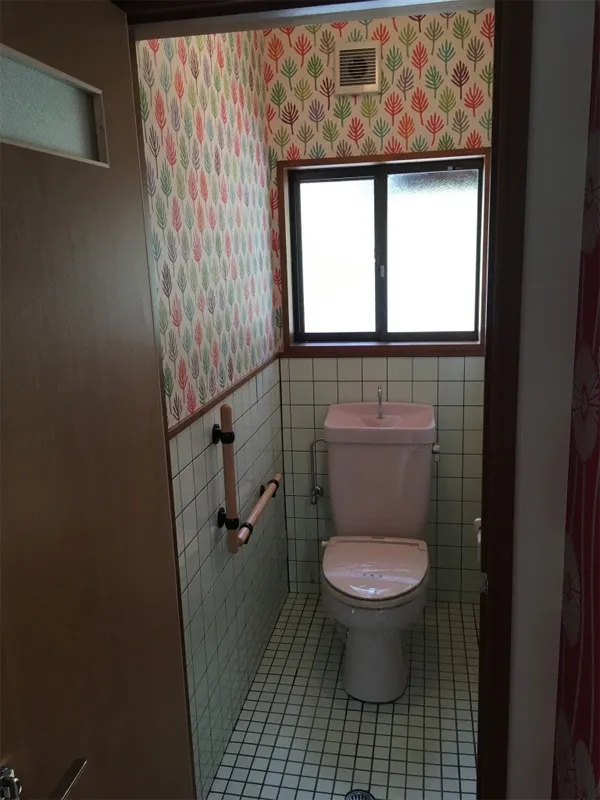 トイレAfter<br>トイレは既存のものを使用で、壁紙だけを張替え。楽しくなりそうな色使いの壁紙で、明るさもアップ(*^^*)