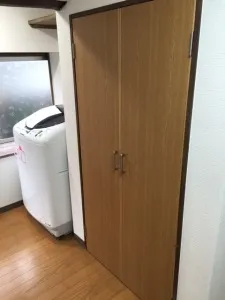 洗濯機横のこの扉、中からゴミが捨てれて、玄関からゴミ出しが出来る様にしました(^^)