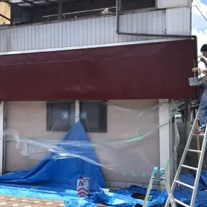 壁完成後には、看板のあった部分を塗装